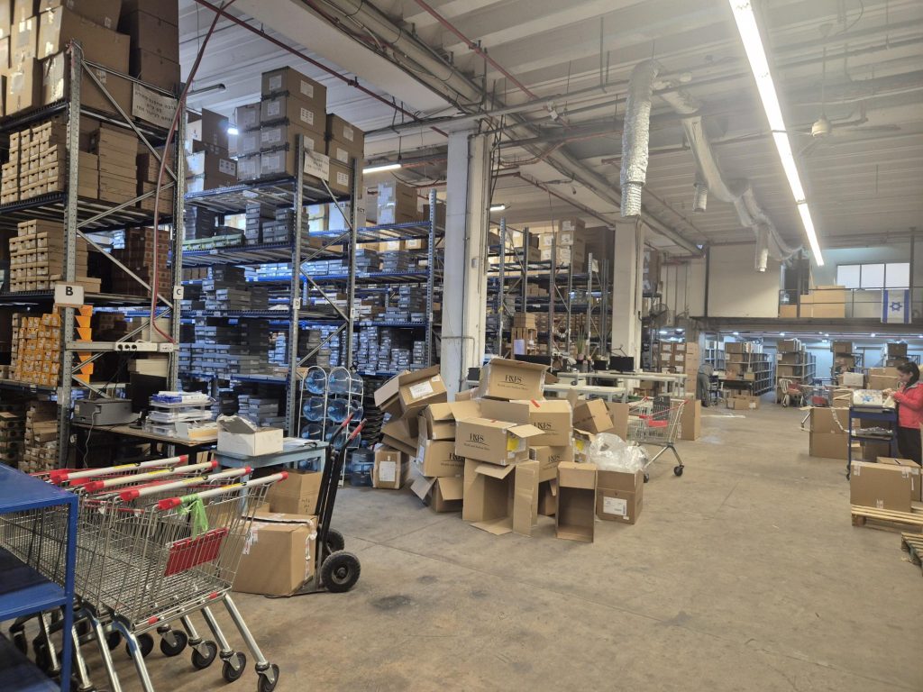 Storage Warehouse for Rent in South Tel Aviv with Truck Access and Loading Area