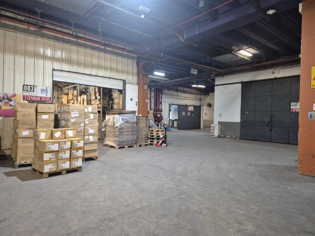 Storage Warehouse for Rent in South Tel Aviv with Truck Access and Loading Area
